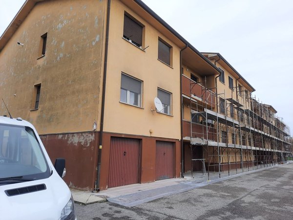 Fabbricato prima dell'intervento con ponteggi in allestimento