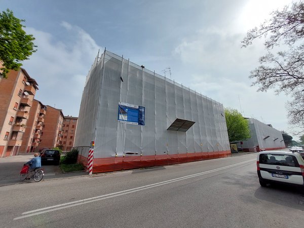 Ponteggio completo attorno all'edificio