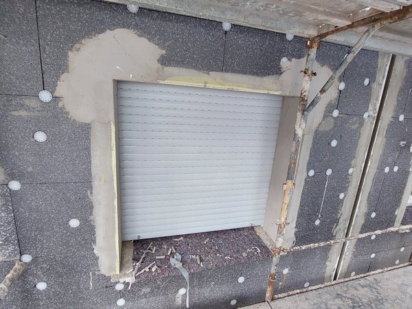 Posa di cappotto attorno a bucatura con sostituzione infisso