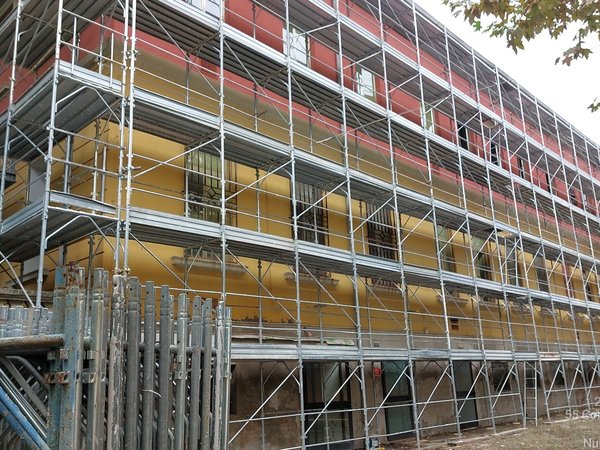 Montaggio impalcatura cantiere